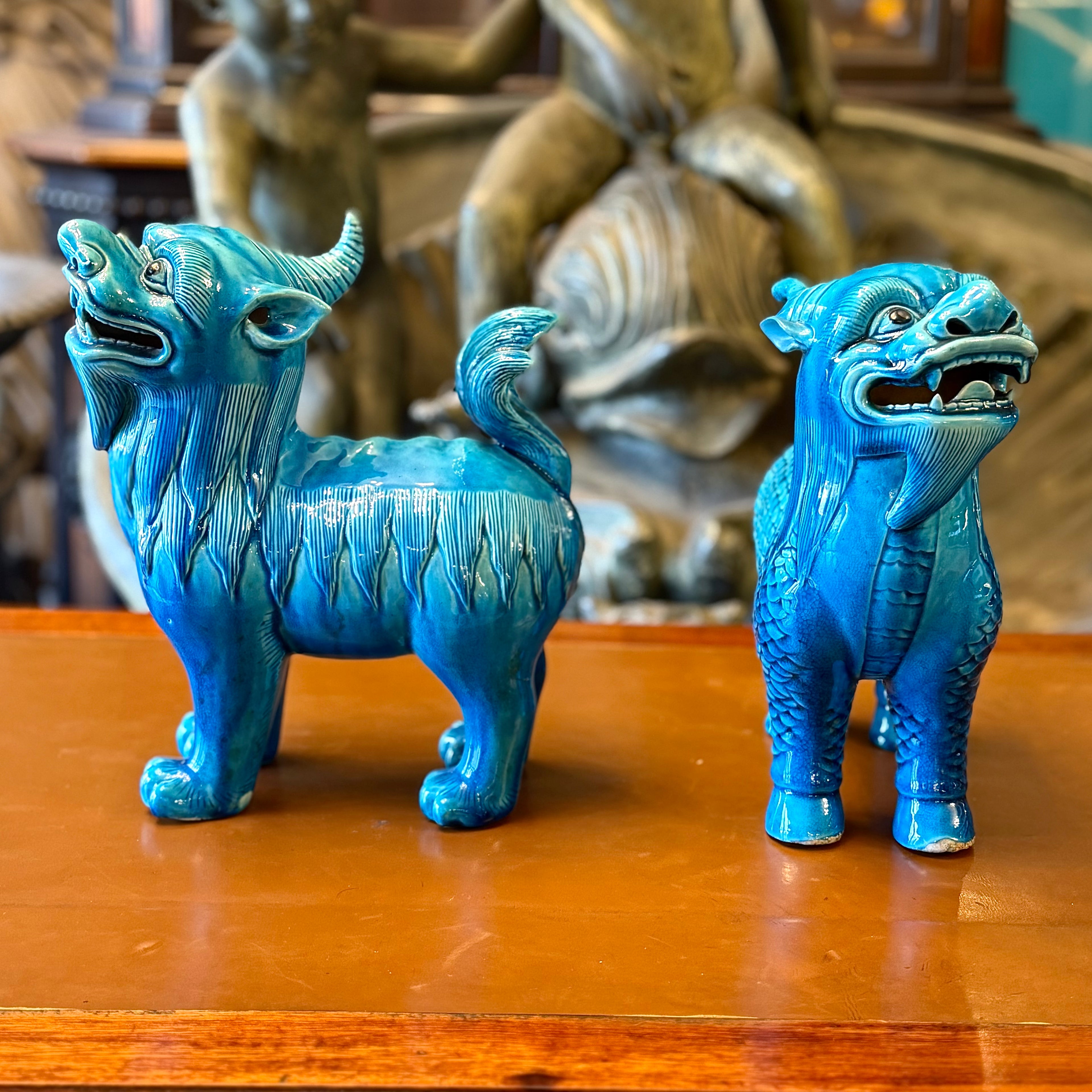 Hijos de dios dragón Bixie y Tianlu en porcelana azul imperial. China SXIX
