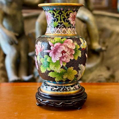 Jarrón japonés de cloissone con crisantemos y peonias. Japón SXX