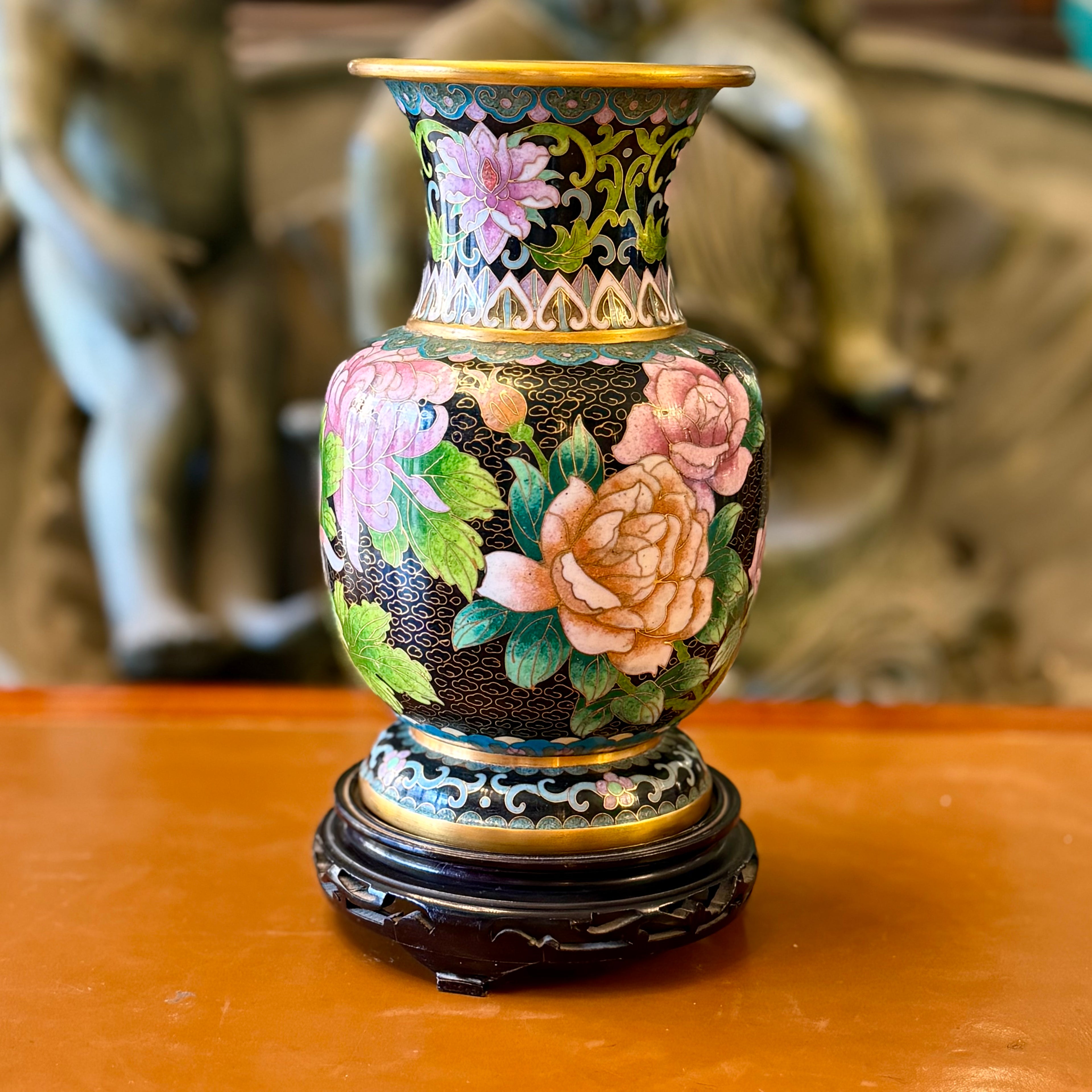 Jarrón japonés de cloissone con crisantemos y peonias. Japón SXX