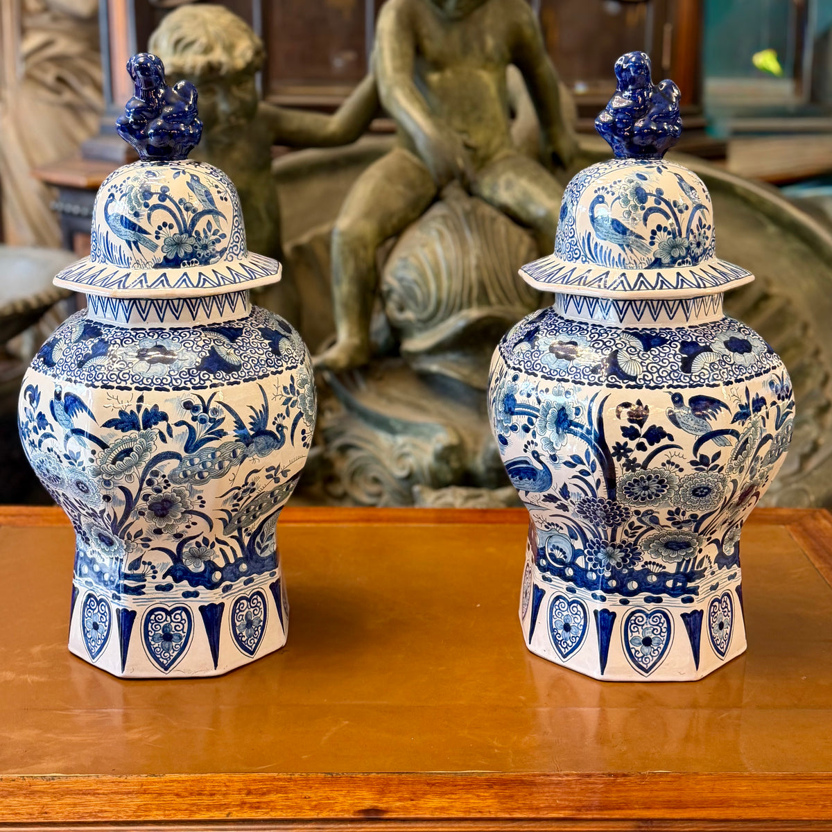 Par de jarrones holandeses Delft Chinoiserie de pavo reales y crisantemos. Holanda SXVIII