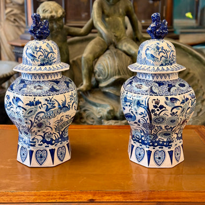 Par de jarrones holandeses Delft Chinoiserie de pavo reales y crisantemos. Holanda SXVIII