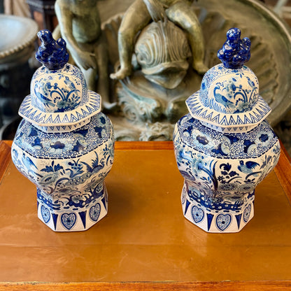 Par de jarrones holandeses Delft Chinoiserie de pavo reales y crisantemos. Holanda SXVIII