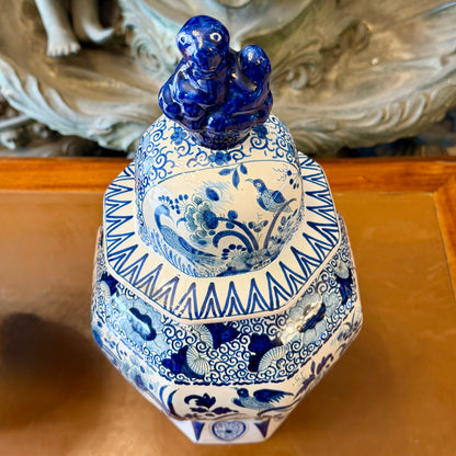 Par de jarrones holandeses Delft Chinoiserie de pavo reales y crisantemos. Holanda SXVIII