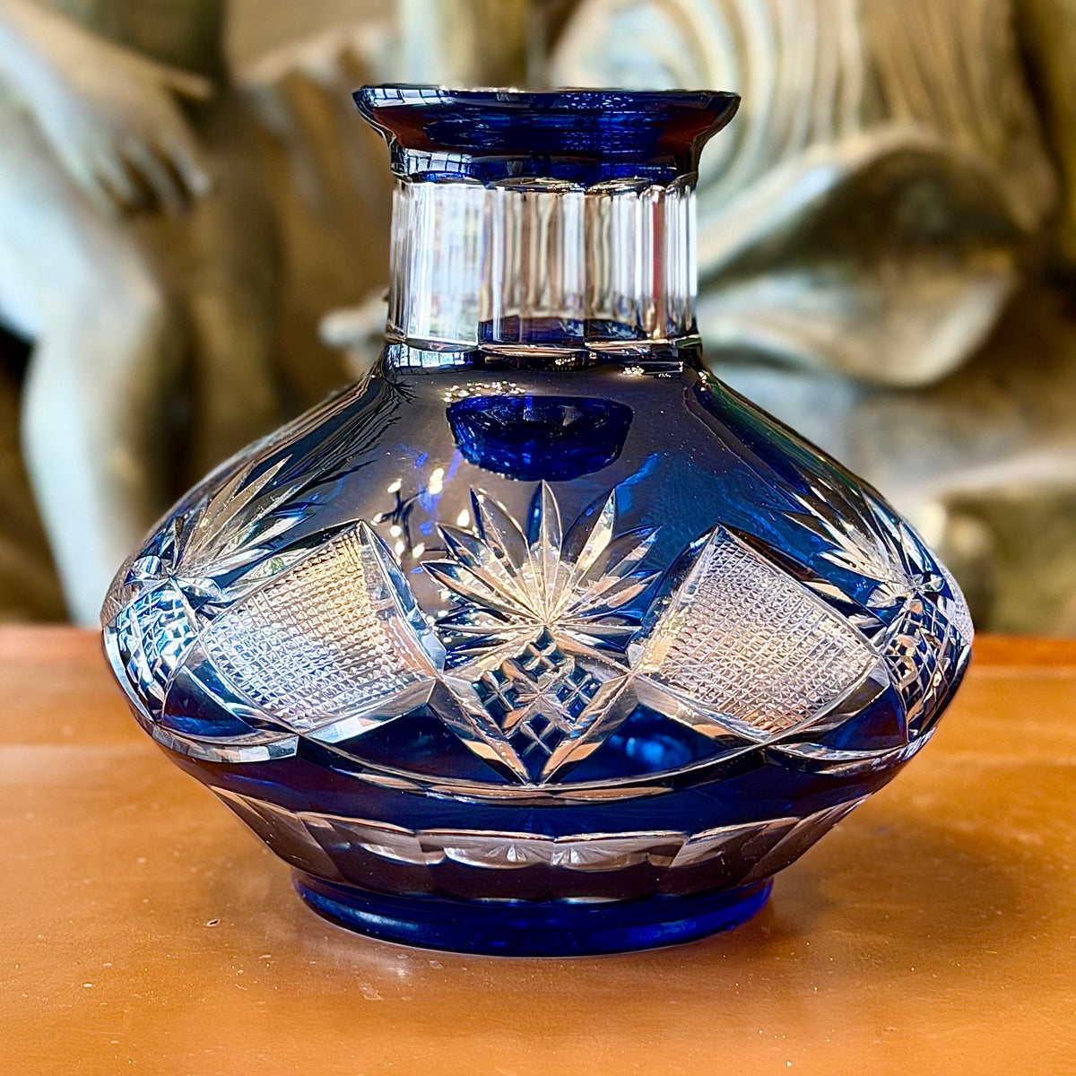 Florero de cristal cortado en azul cobalto y motivos geométricos. Checoeslovaquia SXX
