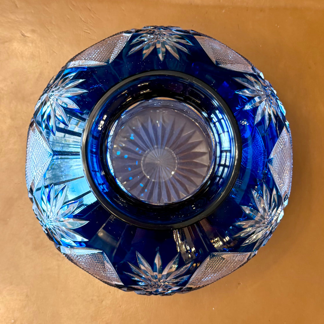 Florero de cristal cortado en azul cobalto y motivos geométricos. Checoeslovaquia SXX