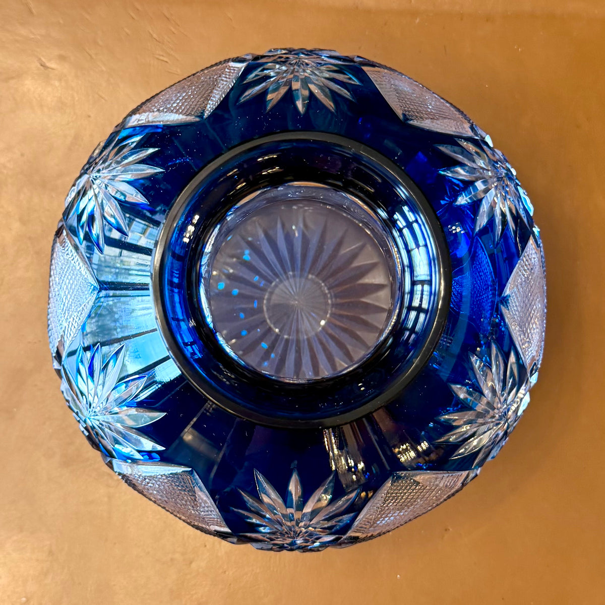Florero de cristal cortado en azul cobalto y motivos geométricos. Checoeslovaquia SXX