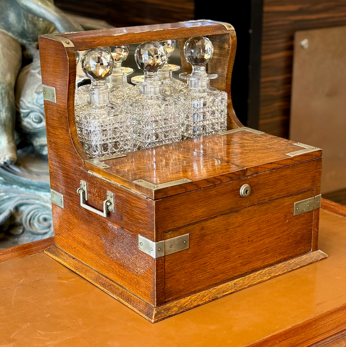 Tantalus de roble de tres botellas con compartimento secreto y caja de juegos. Londres XIX