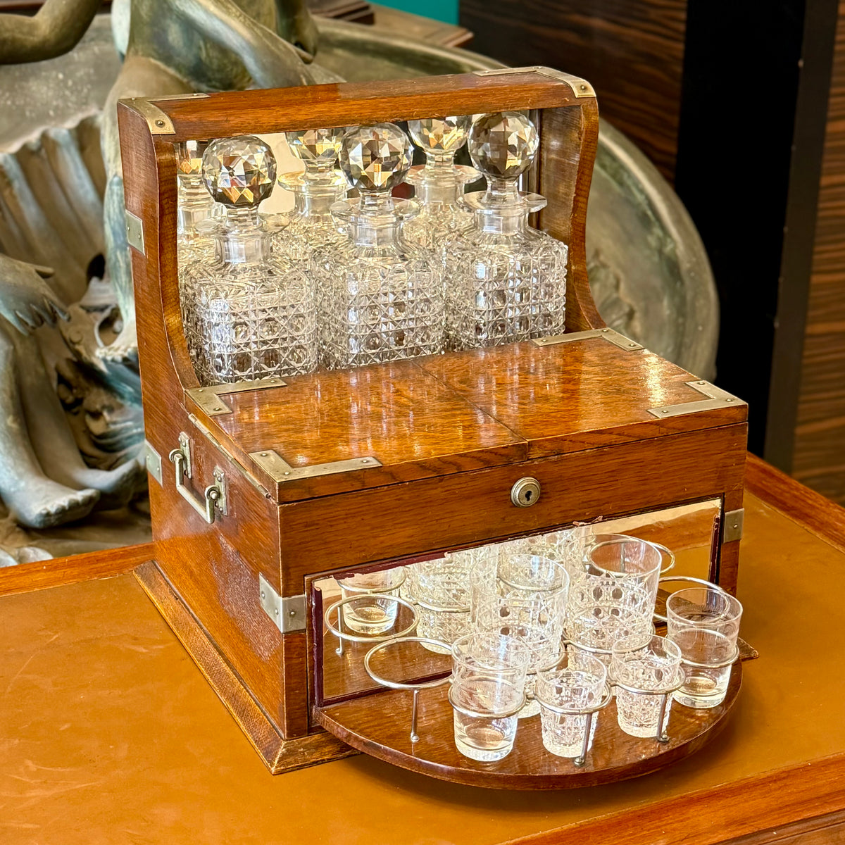 Tantalus de roble de tres botellas con compartimento secreto y caja de juegos. Londres XIX