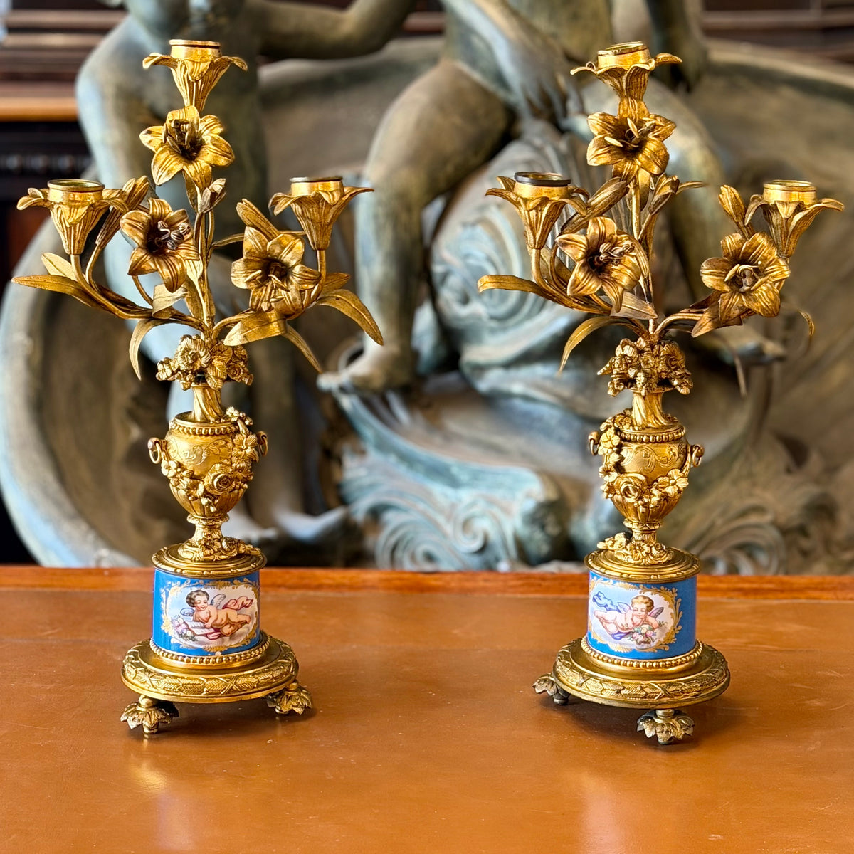 Par de candelabros franceses de orquídeas ormolú y porcelana turquesa. Francia SXIX