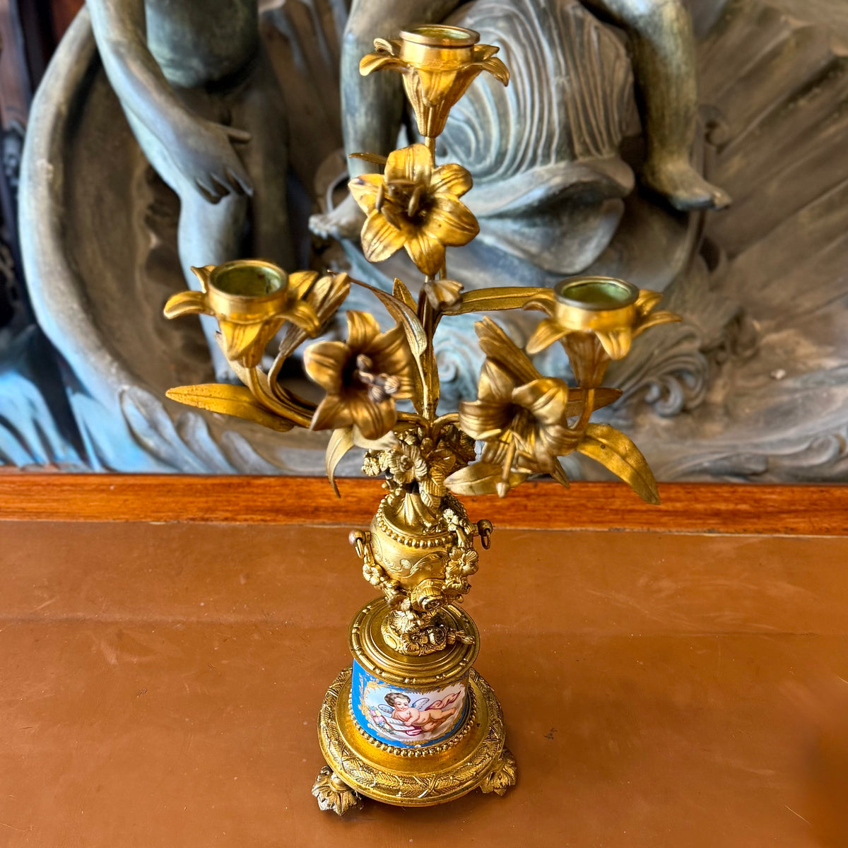 Par de candelabros franceses de orquídeas ormolú y porcelana turquesa. Francia SXIX