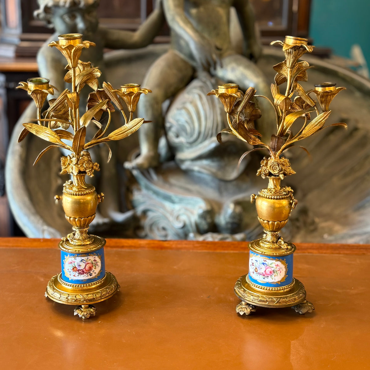 Par de candelabros franceses de orquídeas ormolú y porcelana turquesa. Francia SXIX