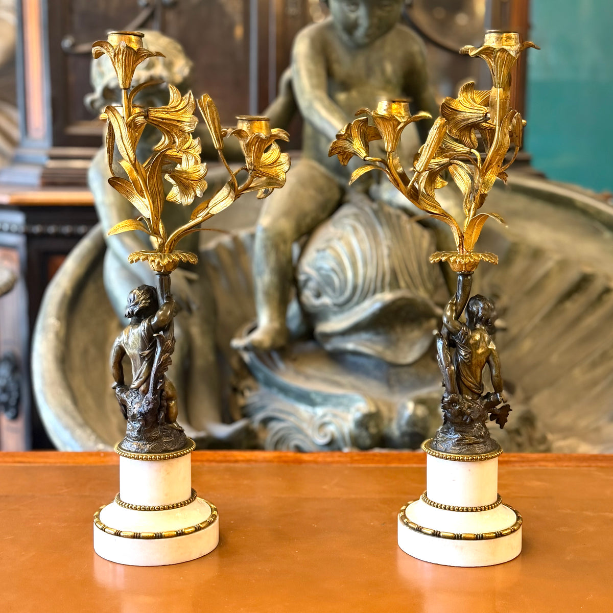 Par de candelabros de orquídeas bronce ormolú y puttis. francia SXIX