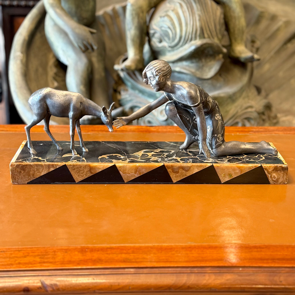 Escultura francesa de bronce Art-Deco de niña y ciervo. Francia SXX