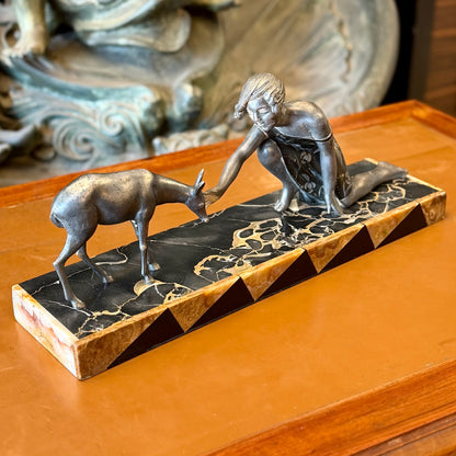 Escultura francesa de bronce Art-Deco de niña y ciervo. Francia SXX