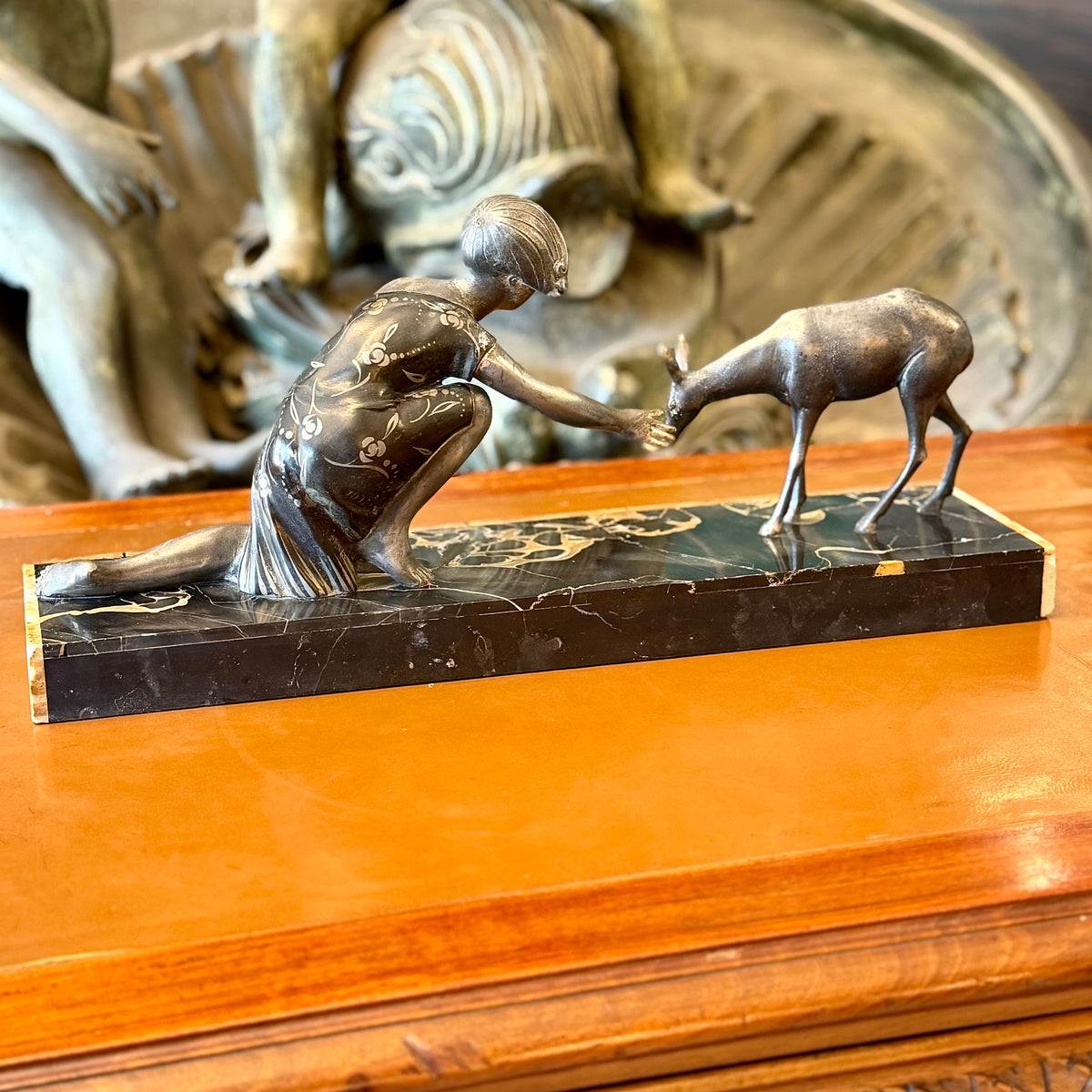 Escultura francesa de bronce Art-Deco de niña y ciervo. Francia SXX