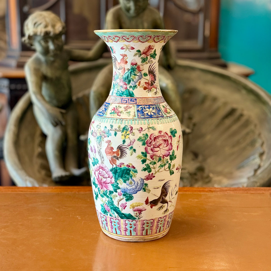 Jarrón de caolín china familia rosa con gallos y flores. China SXIX