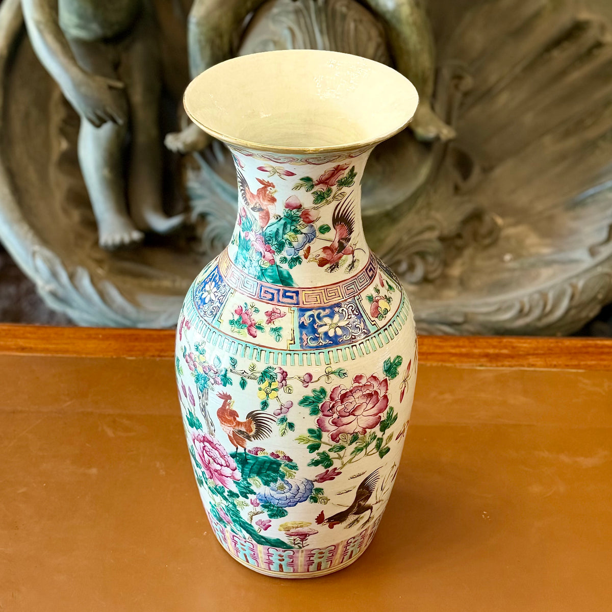 Jarrón de caolín china familia rosa con gallos y flores. China SXIX