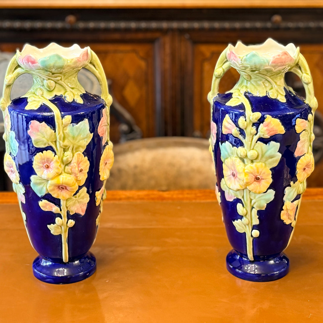 Par de jarrones de mayólica francesa azul cobalto y narcisos. Francia SXIX