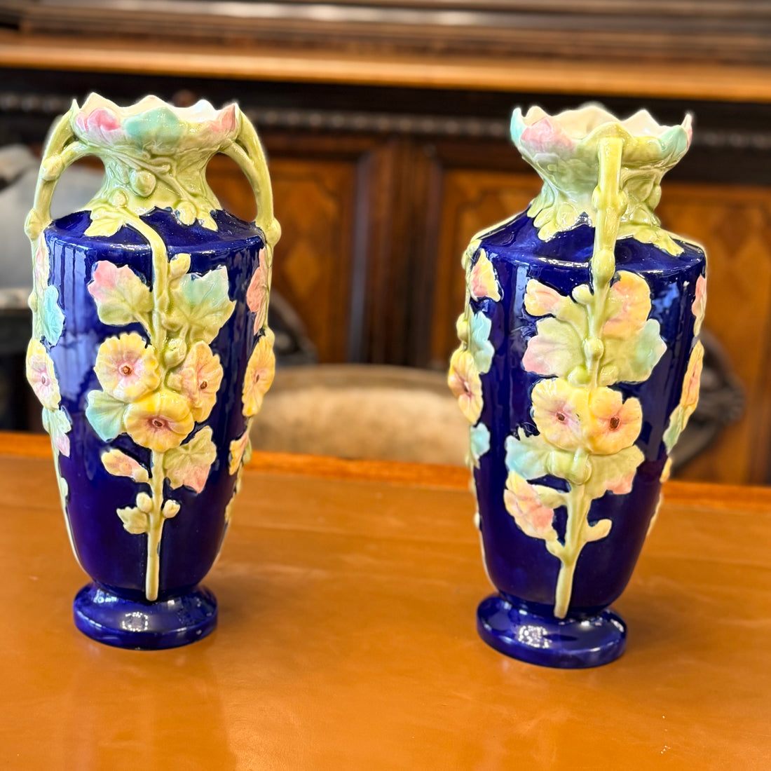 Par de jarrones de mayólica francesa azul cobalto y narcisos. Francia SXIX
