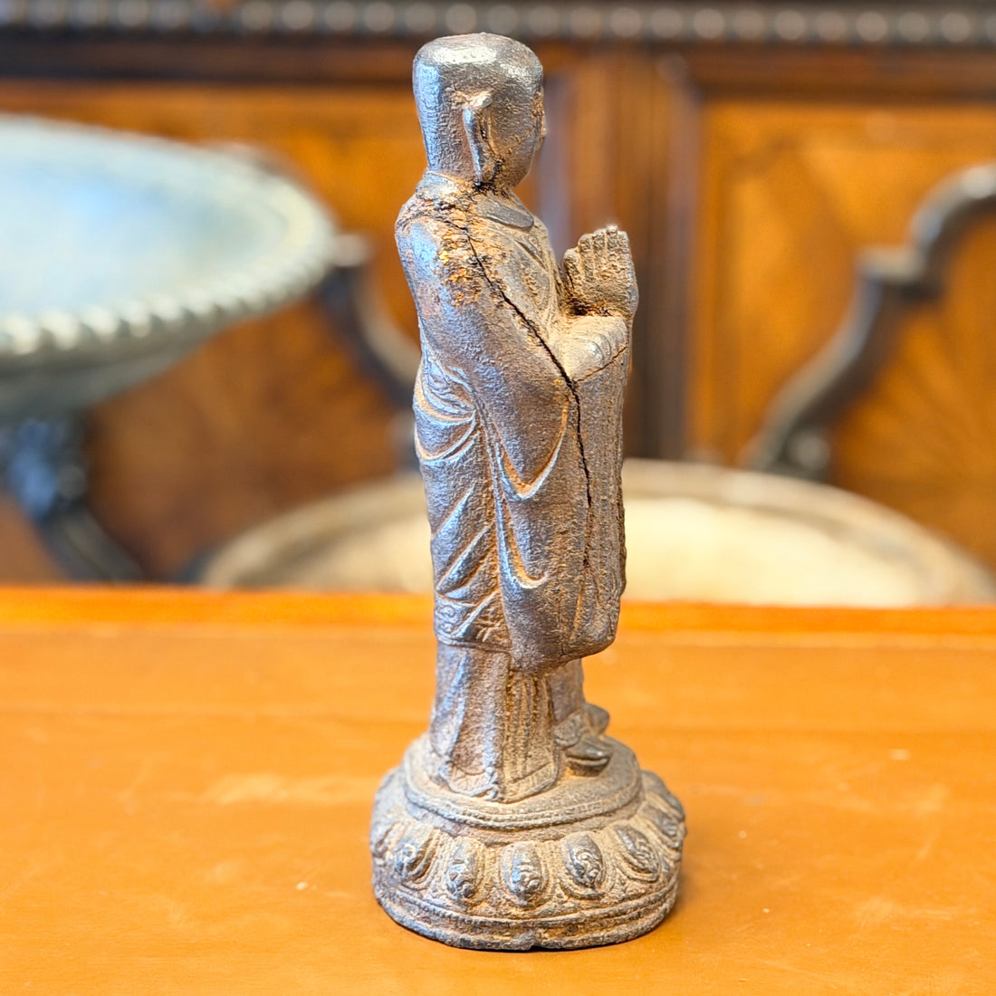 Estatua de fierro monje chino en posición de oración. China principios SXIX