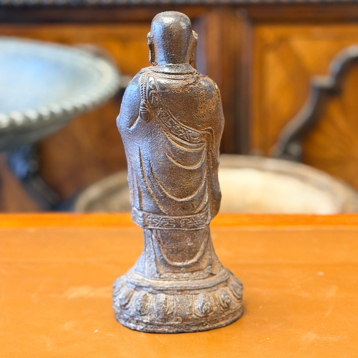 Estatua de fierro monje chino en posición de oración. China principios SXIX