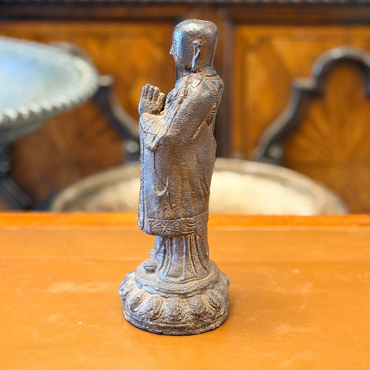 Estatua de fierro monje chino en posición de oración. China principios SXIX