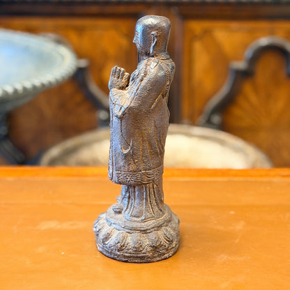 Estatua de fierro monje chino en posición de oración. China principios SXIX