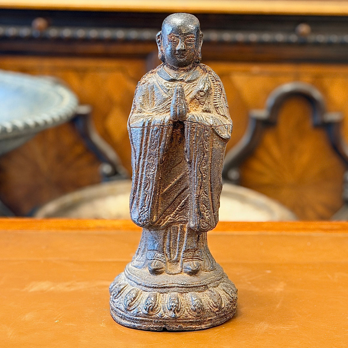 Estatua de fierro monje chino en posición de oración. China principios SXIX