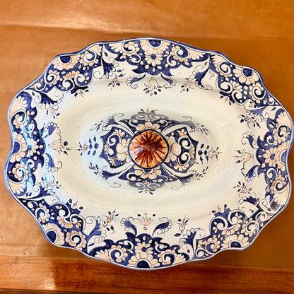 Sopera de cerámica de Ruan decorada azul cobalto y naranjo quemado. Francia SXIX