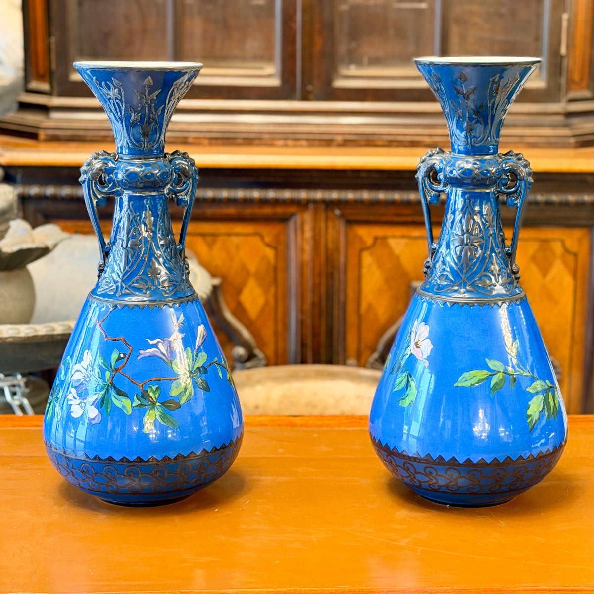 Pareja de jarrones franceses Sarreguemines de mayólica azul decorados con flores. Francia SXIX