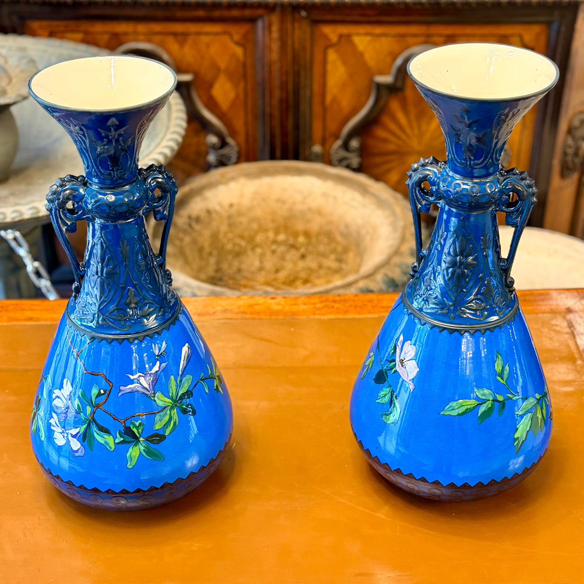 Pareja de jarrones franceses Sarreguemines de mayólica azul decorados con flores. Francia SXIX