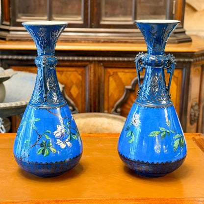 Pareja de jarrones franceses Sarreguemines de mayólica azul decorados con flores. Francia SXIX
