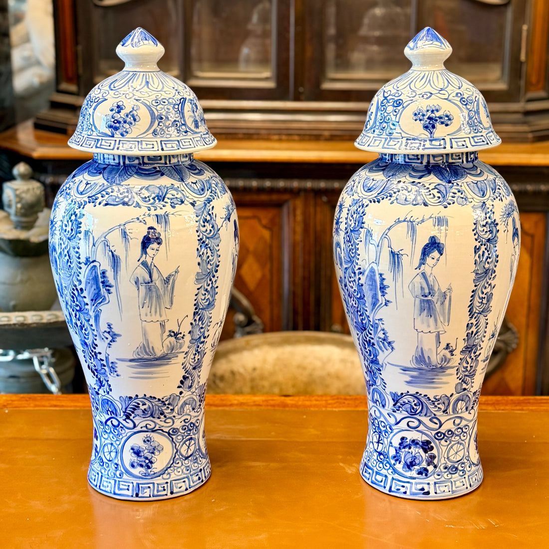 Par de jarrones de porcelana chinos con tapa azul y blanco. China SXX