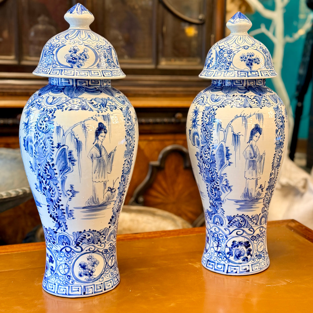 Par de jarrones de porcelana chinos con tapa azul y blanco. China SXX