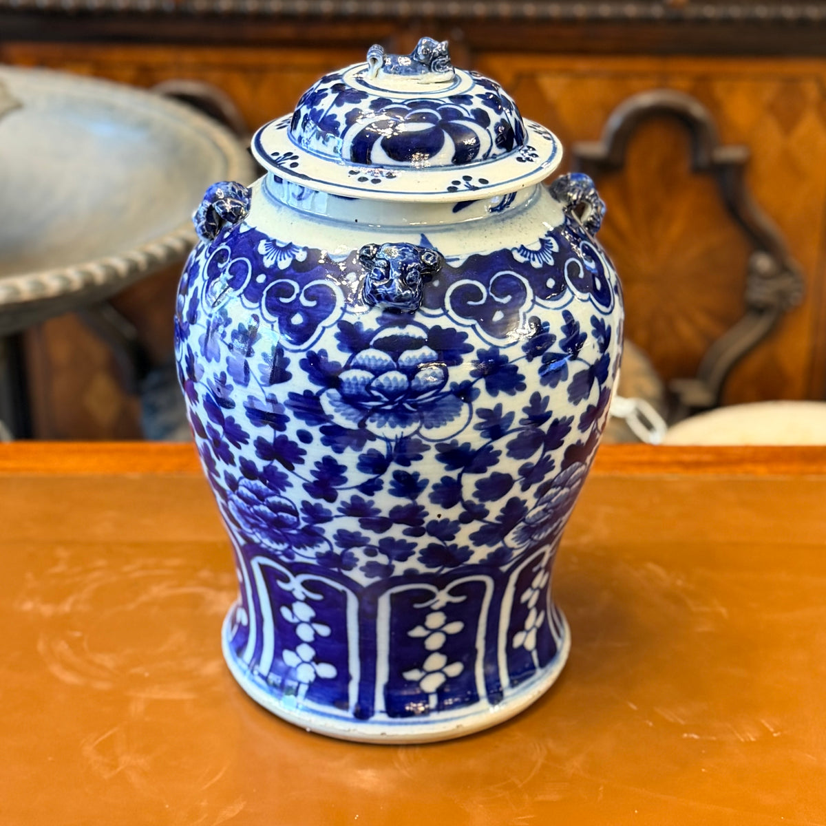 Jarrón Chino de jengibre azul y blanco con peonias. China SXIX