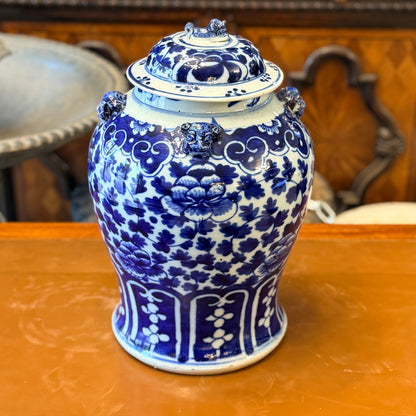 Jarrón Chino de jengibre azul y blanco con peonias. China SXIX
