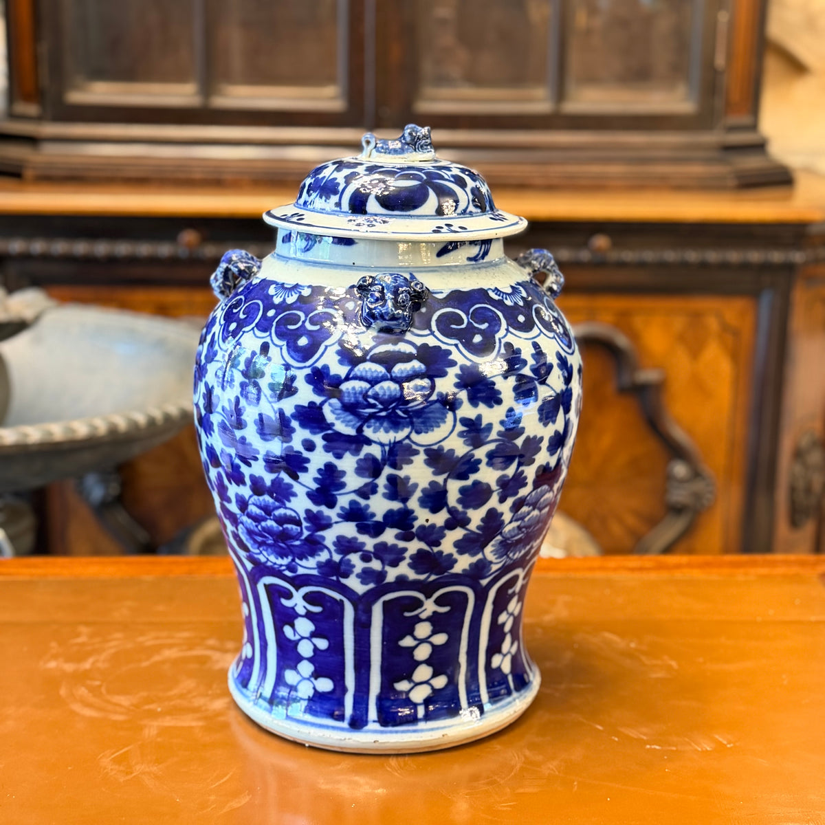 Jarrón Chino de jengibre azul y blanco con peonias. China SXIX