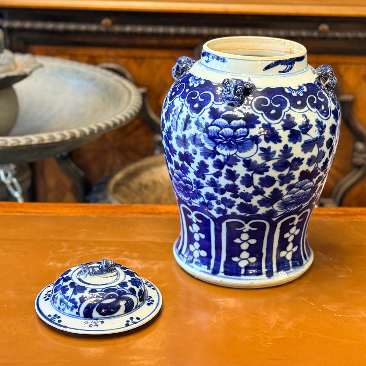 Jarrón Chino de jengibre azul y blanco con peonias. China SXIX