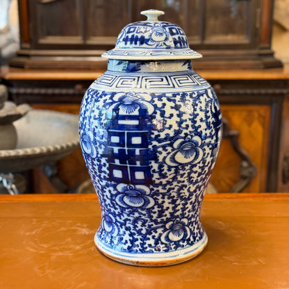 Jarrón de jengibre chino en azul y balcno con simnolo de la doble felicidas. China Qing SXIX