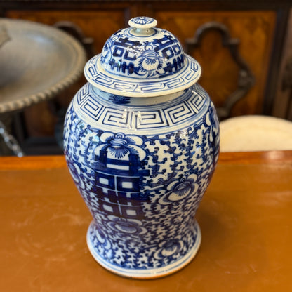 Jarrón de jengibre chino en azul y balcno con simnolo de la doble felicidas. China Qing SXIX