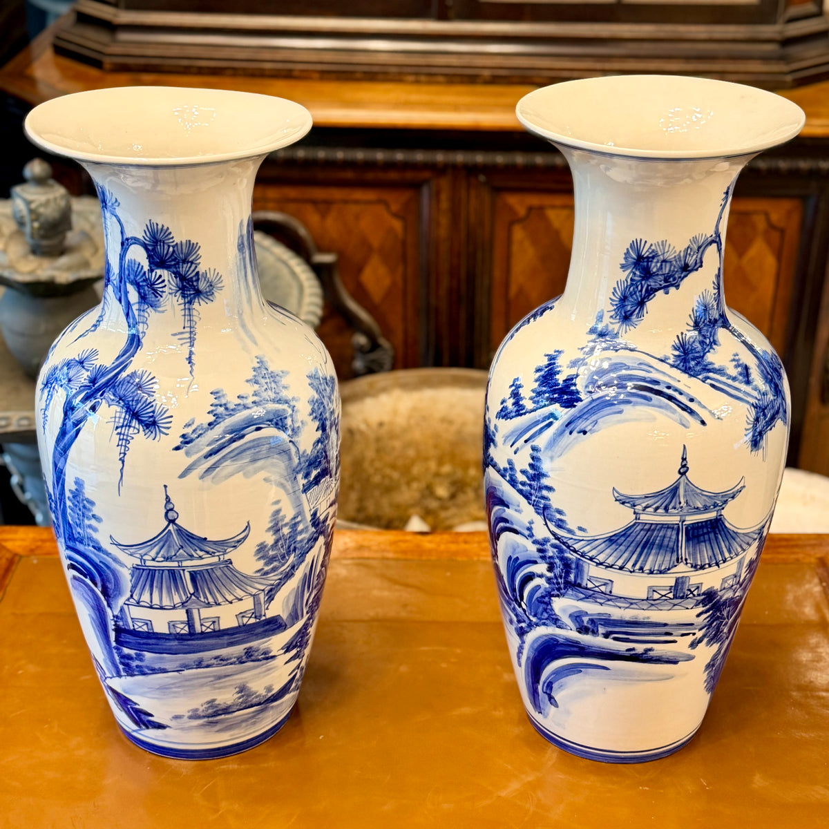 Par de jarrones de porcelana chinos en azul y blanco. China SXX
