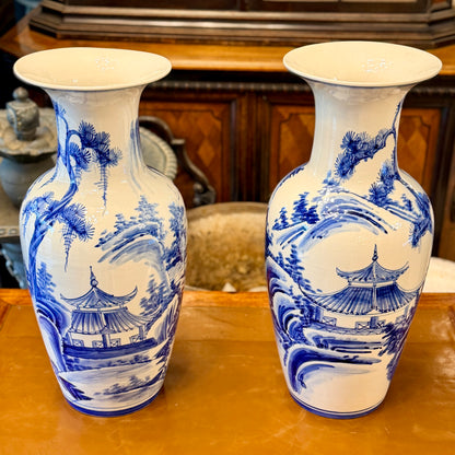 Par de jarrones de porcelana chinos en azul y blanco. China SXX