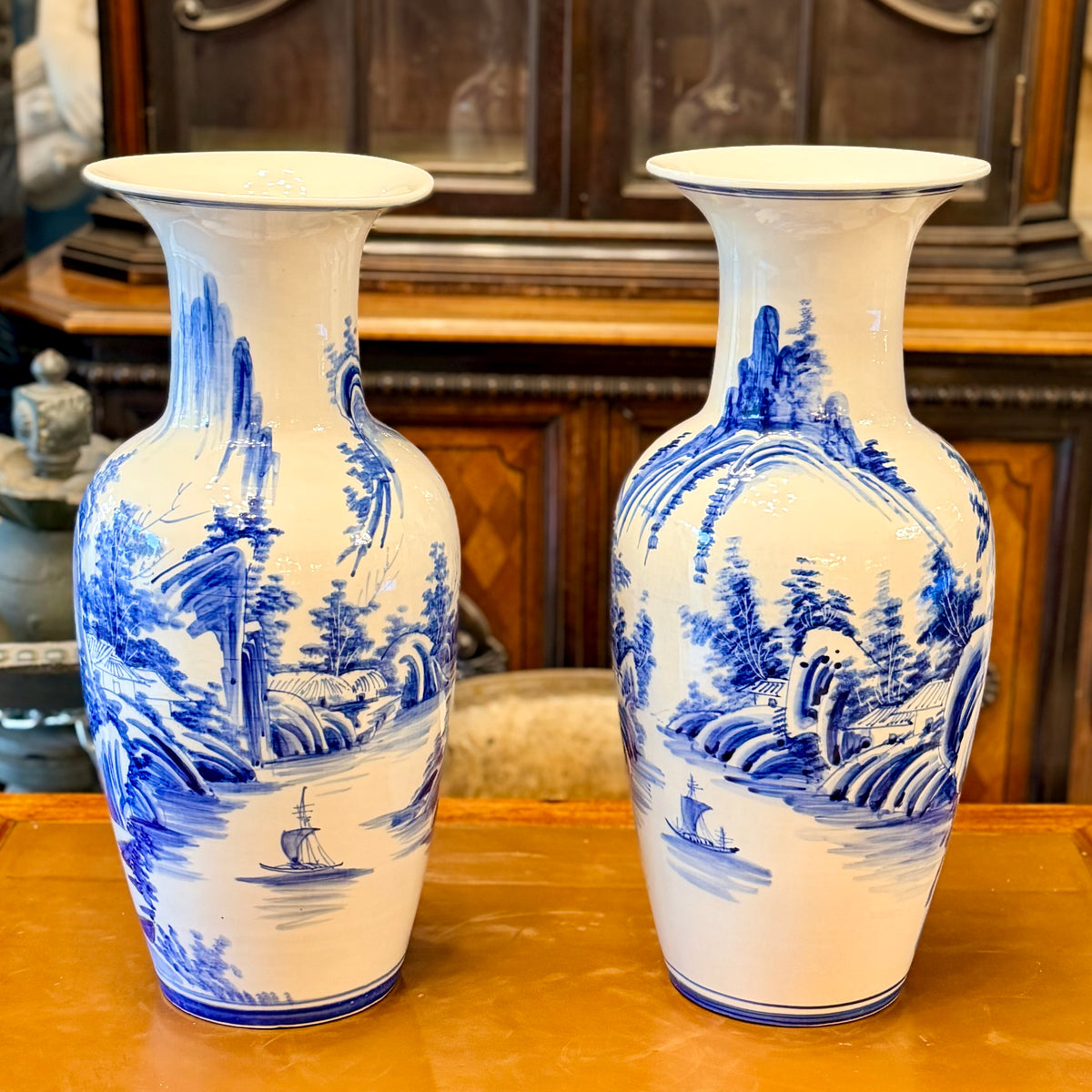 Par de jarrones de porcelana chinos en azul y blanco. China SXX