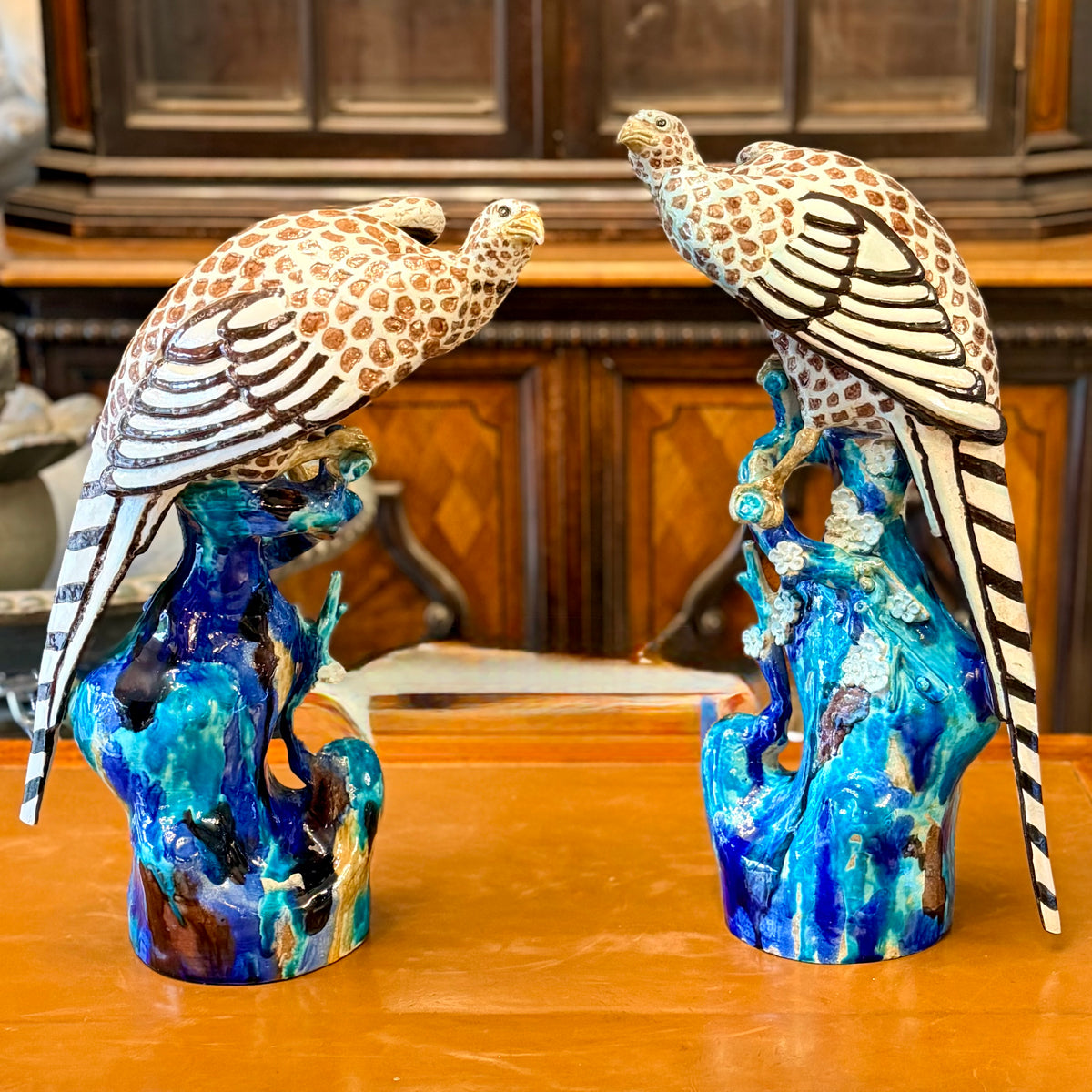 Magnifico par de gallinas de Guinea de mayólica chorreada Art-Deco. Japón SXX