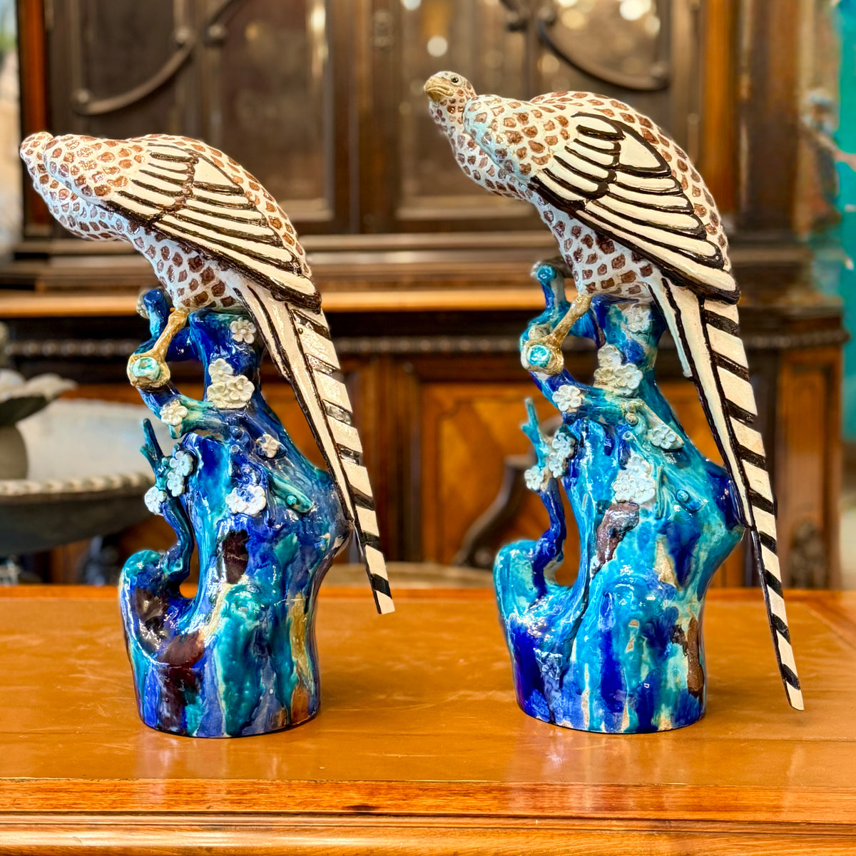 Magnifico par de gallinas de Guinea de mayólica chorreada Art-Deco. Japón SXX
