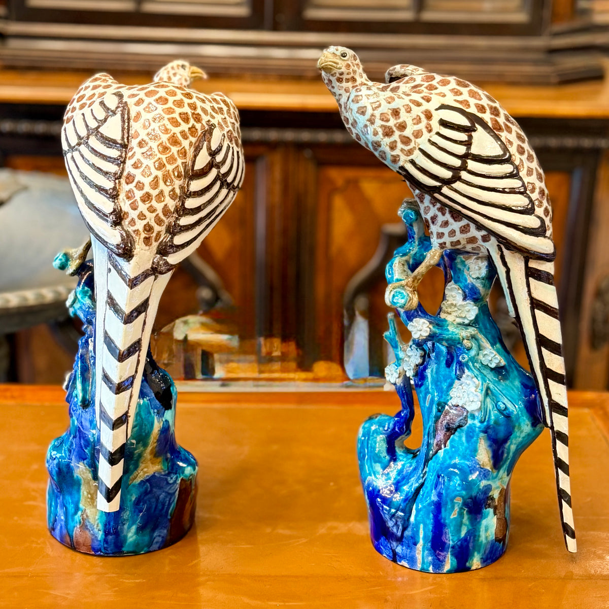 Magnifico par de gallinas de Guinea de mayólica chorreada Art-Deco. Japón SXX
