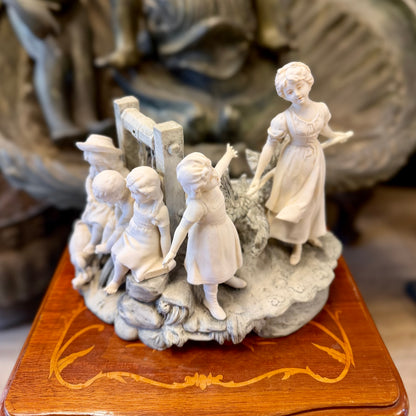 Figura francesa en porcelana bisque de una familia campiña. Francia SXIX