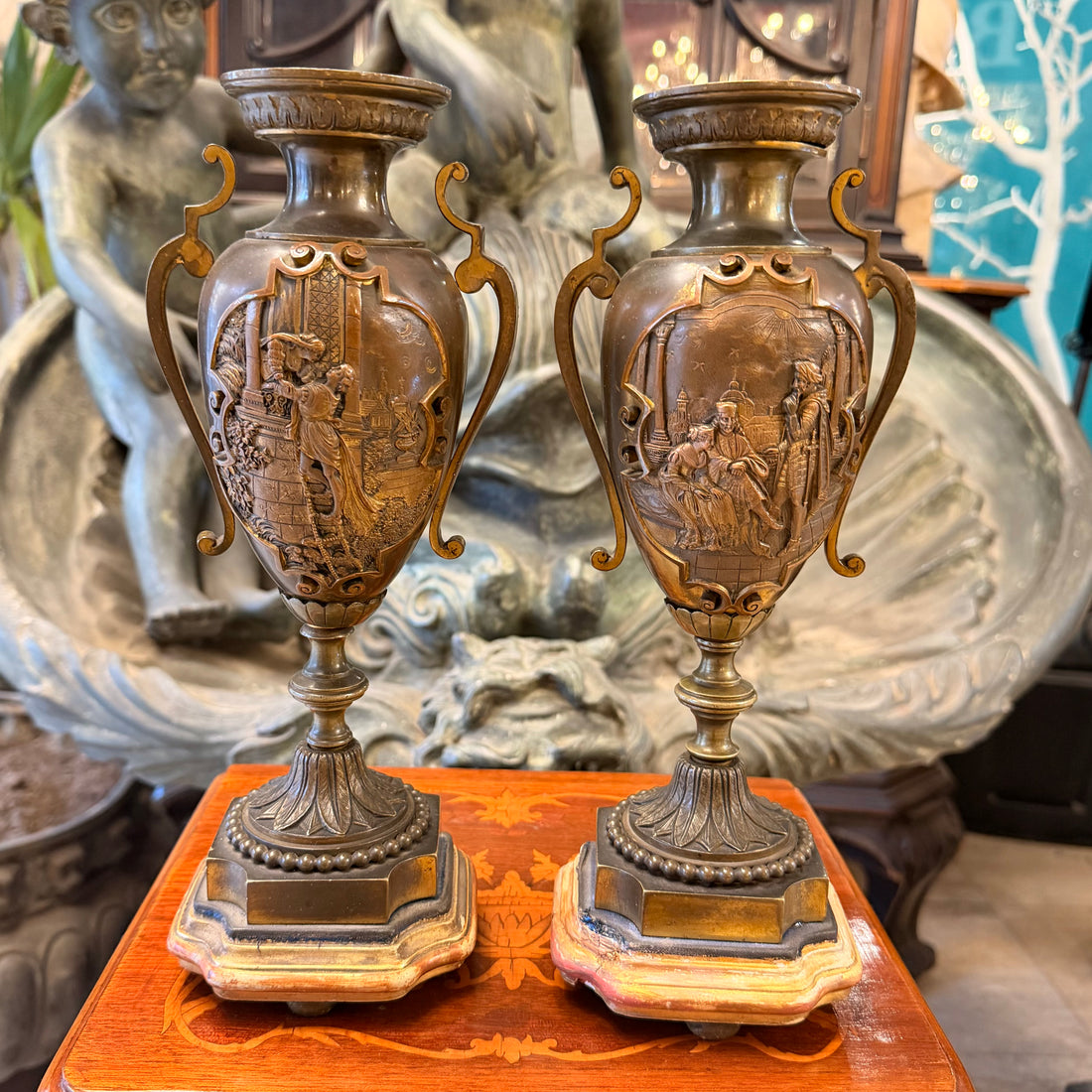 Par de cassolettes de bronce escenas galantes. Francia SXIX