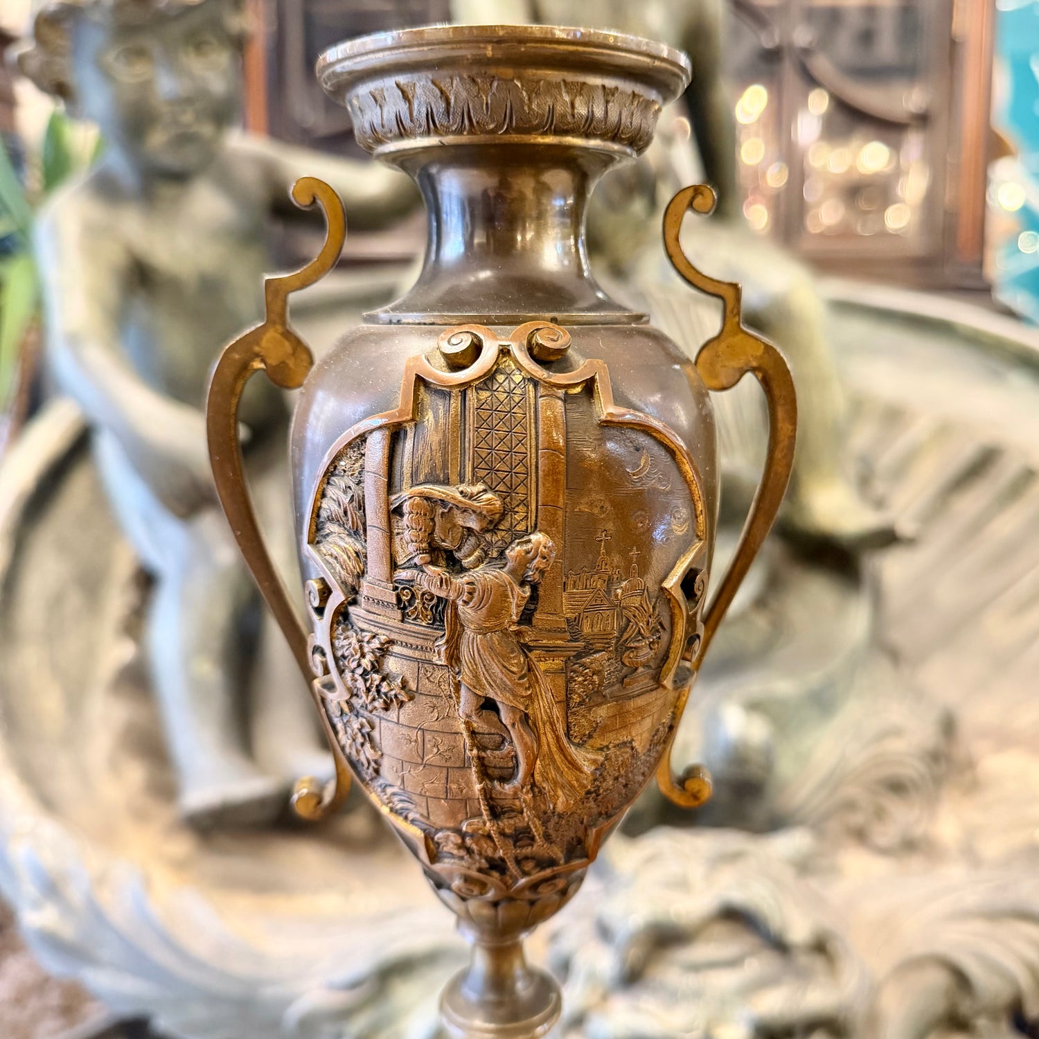 Par de cassolettes de bronce escenas galantes. Francia SXIX