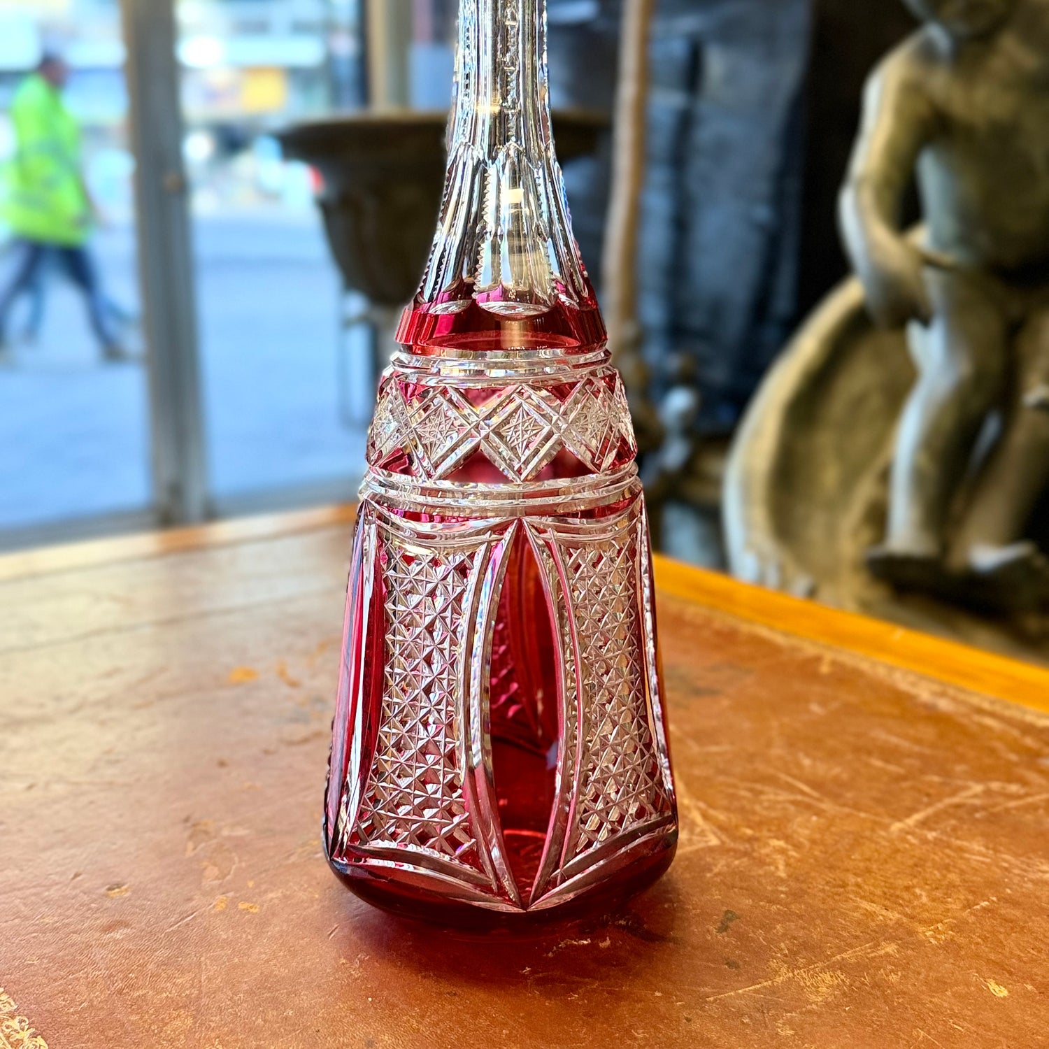 Botella de cristal cortado francesa color rubí. Francia SXX